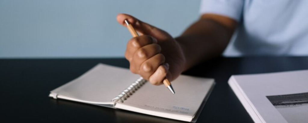 Marketing de Conteúdo | pessoa a escrever num caderno