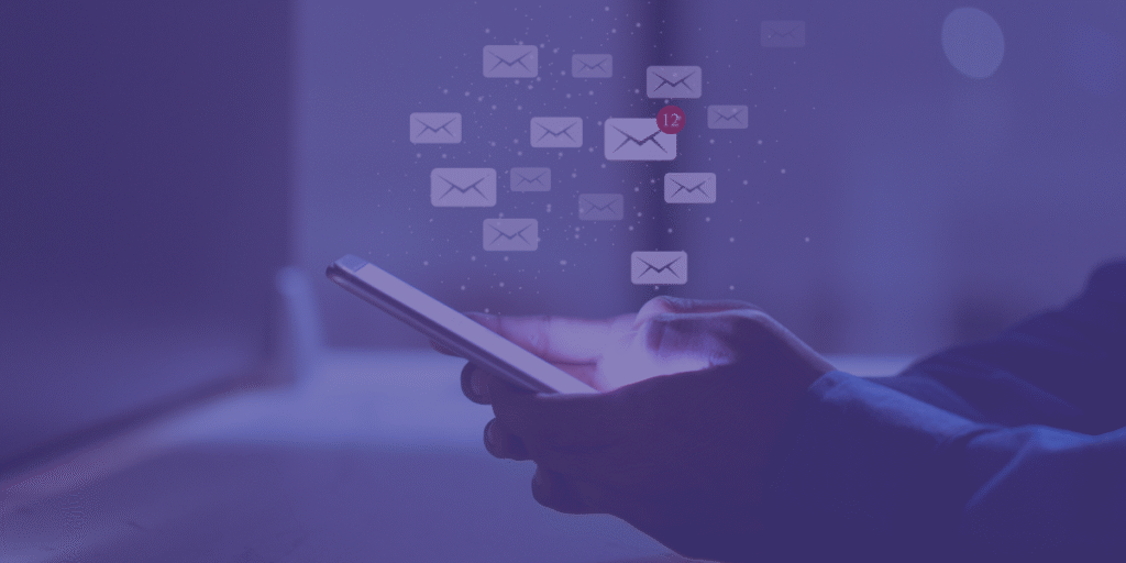 Notificações de email a aparecer num smartphone, representando estratégias de email marketing B2B.