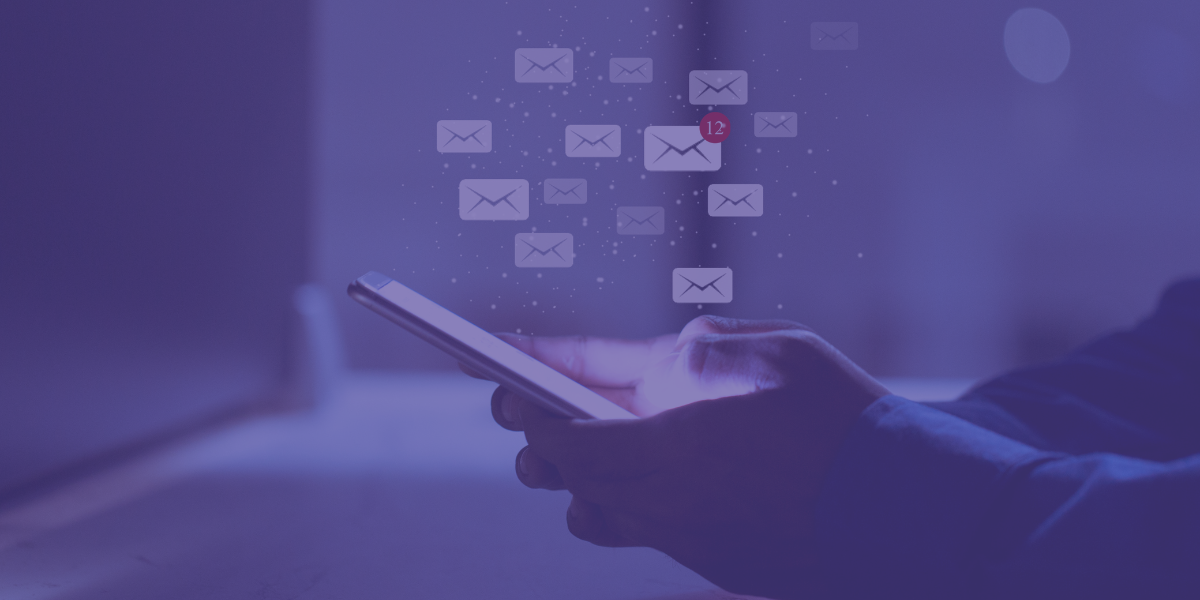 Notificações de email a aparecer num smartphone, representando estratégias de email marketing B2B.